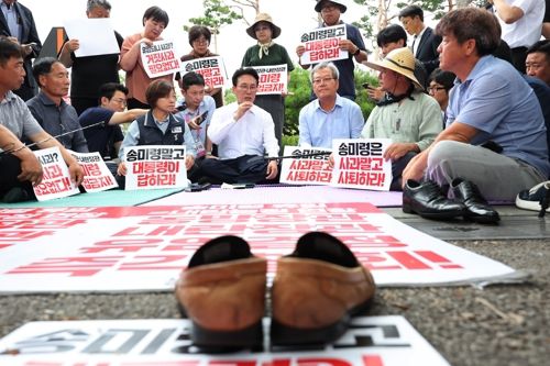 농민단체들의 의견을 경청하는 김민석 신임 국무총리. [사진출처 = 연합뉴스]