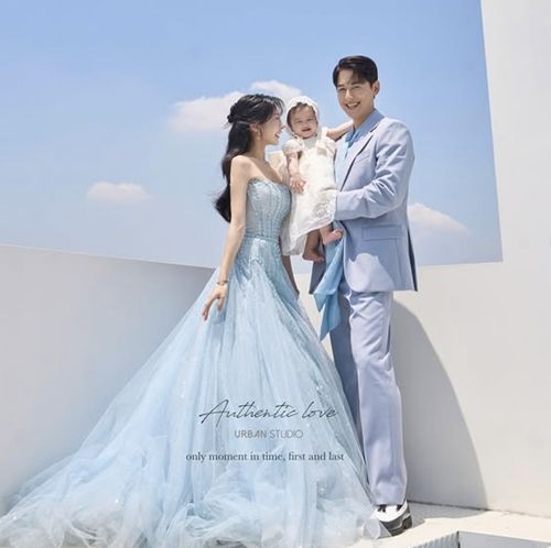 가수 겸 배우 이지훈의 아내 아야네가 딸의 돌잔치를 앞두고 화사한 가족 화보를 공개했다. 사진=아야네 SNS