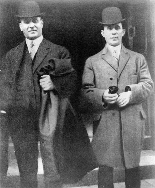 정의봉 마려운 맥스 블랭크와 아이작 해리스. 아이로니컬하게도 이 사진은 국제여성의류노동자연맹(ILGWU) 소장품이다. [사진 출처=공공 저작물, Brown Brothers 촬영 추정]