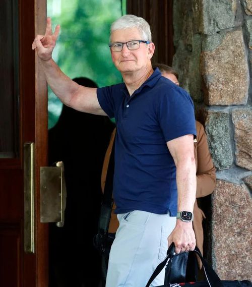 팀 쿡 애플 최고경영자(CEO)가 지난 2024년 7월 9일(현지시간) 아이다호주 선밸리에서 열린 앨런&컴퍼니 선밸리 컨퍼러스에 도착해서 브이를 하는 장면. [AFP = 연합뉴스]