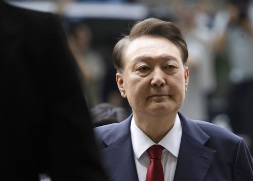 12·3 비상계엄과 관련해 특검의 수사를 받는 윤석열 전 대통령이 지난 9일 서울 서초구 서울중앙지법에서 열린 영장실질심사에 출석하기 위해 법정으로 향하고 있다. [사진 출처 = 공동취재단, 연합뉴스]