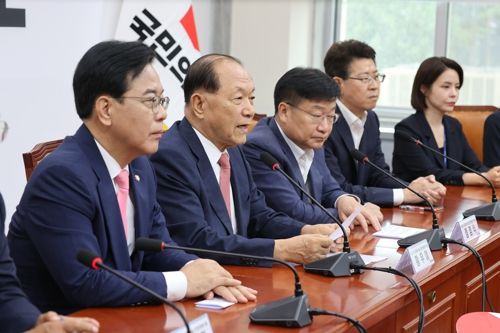 황우여 국민의힘 선거관리위원회 위원장(왼쪽 두번째)이 14일 국회에서 열린 당 대표 및 최고위원 선출 선거관리위원회 위촉장 수여식에서 발언하고 있다. [사진 출처 = 국민의힘]