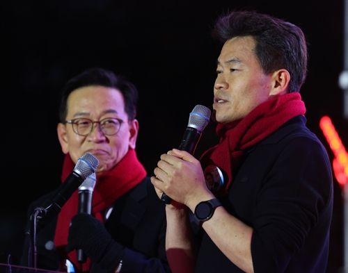 지난 2월 13일 서울 청계광장에서 열린 대통령국민변호인단 출범식에서 전 한국사 강사 전한길씨(오른쪽)가 발언하고 있다. 왼쪽은 윤석열 대통령 변호인 석동현 변호사. [사진 출처 = 연합뉴스]