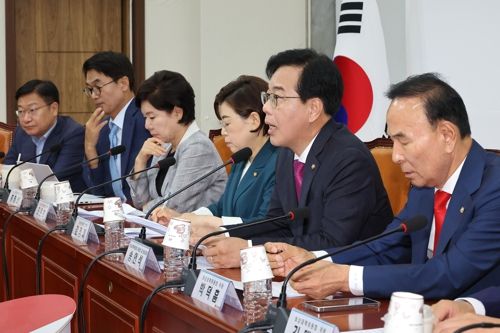 송언석 국민의힘 비상대책위원장 겸 원내대표(오른쪽 두번째)가 17일 국회에서 열린 비상대책위원회의에서 발언하고 있다. [사진 출처 = 연합뉴스]
