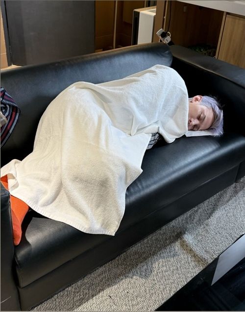 지드래곤이 무대 뒤 숨고르기에 나선 근황을 전했다. 사진=지드래곤 SNS