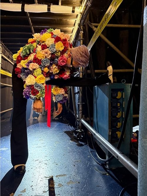 지드래곤이 장미꽃을 입은 파격 패션으로 시선을 강탈했다. 사진=지드래곤 SNS