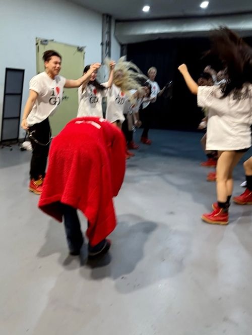 지드래곤이 장미꽃을 입은 파격 패션으로 시선을 강탈했다. 사진=지드래곤 SNS