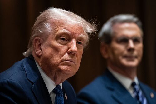 도널드 트럼프 미국 대통령과 스콧 베선트 재무부 장관 [사진 출처 = 연합뉴스]