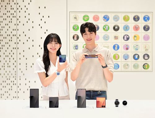 삼성스토어 홍대 ‘갤럭시 스튜디오’에서 모델들이 25일 국내 정식 출시한 ‘갤럭시 Z 폴드7·Z 플립7’과 ‘갤럭시 워치8 시리즈‘를 소개하고 있다. [사진 제공 = 삼성전자]