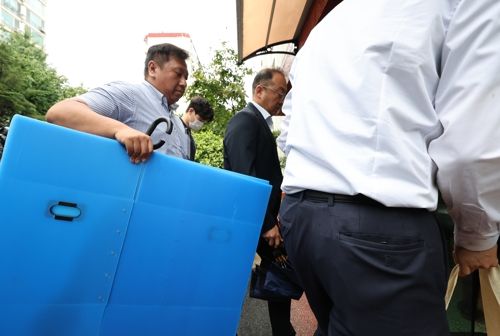 ‘12·3 비상계엄’ 관련 내란·외환 사건을 수사하는 조은석 특별검사팀이 17일 이상민 전 행정안전부 장관의 주거지인 서울 강남구 자택을 압수수색을 하기 위해 박스를 들고 들어서고 있다. [사진 출처 = 연합뉴스]