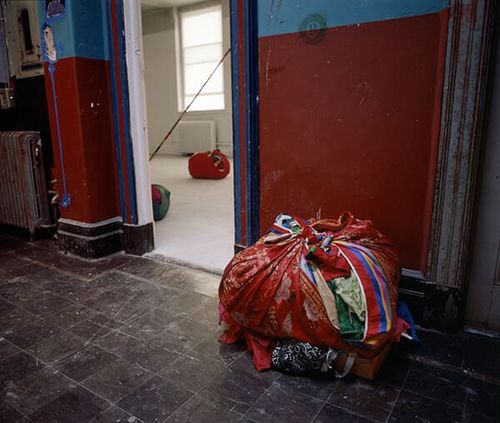 1992년 뉴욕 PS1 컨템포러리 아트 센터(현 MoMA PS1)에 전시된 ‘Deductive Object’ 모습. 헌옷을 이불보로 감싼 보따리 연작은 지금의 김수자 작가의 출발을 알리는 신호였다. [Kimsooja Studio]