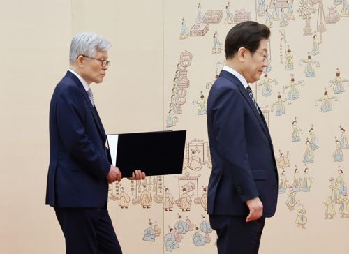 최동석 인사혁신처장이 23일 서울 용산 대통령실 청사에서 열린 신임 국무위원, 지방시대위원장 임명장 및 위촉장 수여식에서 이재명 대통령의 임명장 수여를 돕고 있다. 연합뉴스