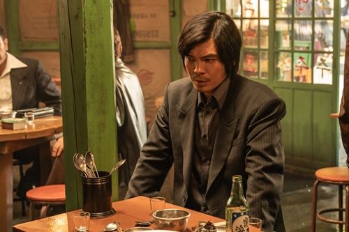 ‘파인: 촌뜨기들’  김성오가 강한 겉모습 너머의 흔들림을 담은 연기로 극의 몰입도를 높였다.