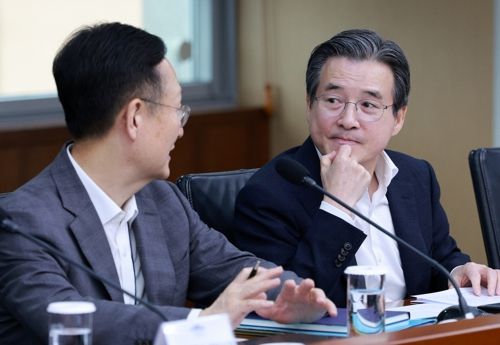 김용범 대통령실 정책실장(오른쪽)과 봉욱 민정수석비서관이 31일 서울 용산 대통령실 청사에서 이재명 대통령 주재로 열린 6차 수석·보좌관 회의에 참석해 논의하고 있다. [사진 출처 = 대통령실통신사진기자단]