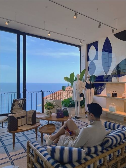 배우 한예슬이 10살 연하의 남편 류성재와 함께 이탈리아 포지타노에서 보내는 ‘신혼 감성’ 가득한 휴양 근황을 공개했다. 사진=한예슬 SNS