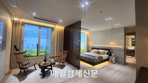 지난 1일 부산광역시 해운대구에 위치한 ‘부산 서면 써밋 더뉴’ 견본주택을 찾았다. 안방과 알파룸을 통합하는 ‘비스포크 스튜디오’ 옵션을 적용한 모습이다. [사진=위지혜 기자]