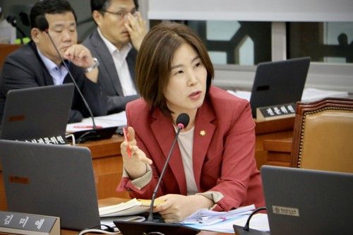 김미애 국민의힘 의원은 지난 19일 여성의 현역병 복무 기회를 넓히고 복무 실태 보고를 의무화하는 ‘병역법 일부개정안’을 대표 발의했다. [사진 출처 = 김미애 의원실, 연합뉴스]