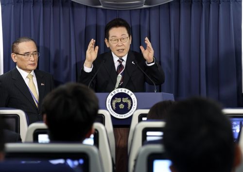 이재명 대통령이 24일(현지시간) 일본 도쿄 하네다공항 이륙 뒤 한미 정상회담을 위해 미국 워싱턴DC로 향하는 공군 1호기 기내에서 기자간담회를 하고 있다. [사진 출처 = 연합뉴스]