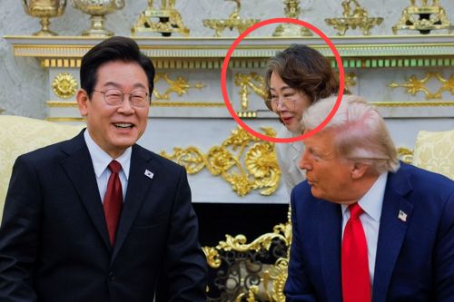 25일(현지시간) 미국 워싱턴DC 백악관에서 열린 이재명 대통령과 도널드 트럼프 미국 대통령의 회담에서 이연향 미국 국무부 통역국장이 트럼프 대통령을 위해 통역하고 있다.  [로이터 = 연합뉴스]