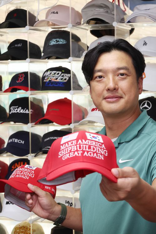 심기대 모자팩토리 대표가 서울 중구 본사에서 직접 제작한 ‘마스가(MASGA) 모자’를 소개하고 있다. [이충우 기자]