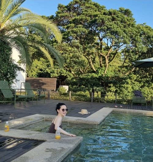 배우 이영애(54)가 텃밭 수확과 바캉스를 동시에 즐기는 근황을 전했다. 사진=이영애 SNS