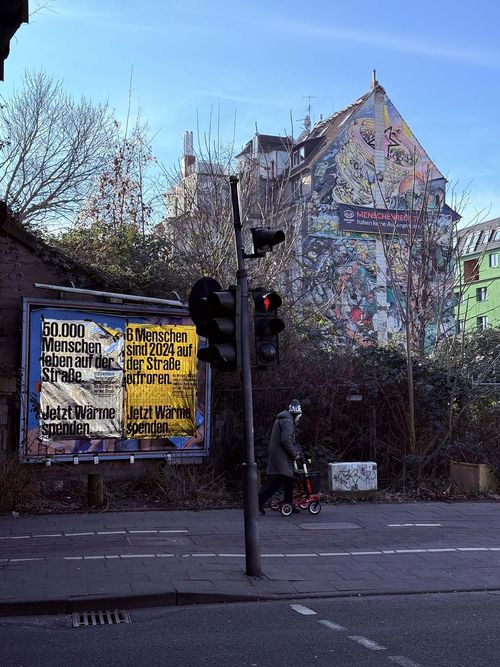 독일의 구조 포스터가 실제 거리에 설치된 모습