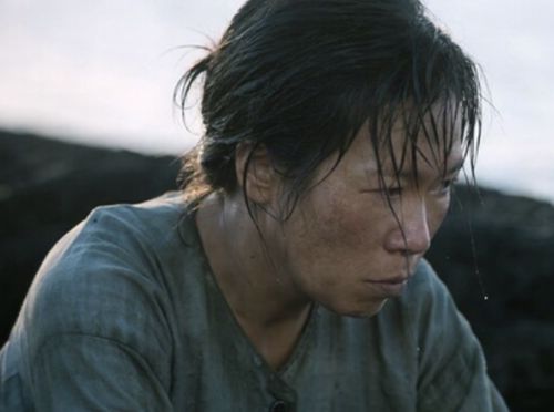 ‘폭싹 속았수다’의 광례 역을 맡은 염혜란. “살면 살아져”라고 주문을 외는 광례와 달리 ‘어쩔수가없다’의 아라는 다른 삶을 모색하지 못하는 남편을 원망하는 인물이다. [넷플릭스]