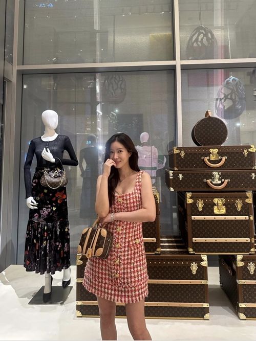 배우 임수향이 명품 브랜드 루이 비통 전시장에서 근황을 전했다. 사진=임수향 SNS