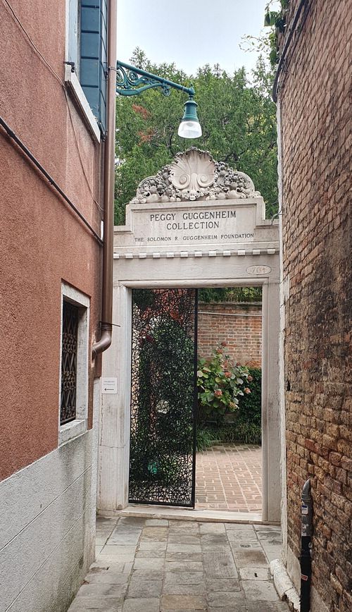 페기 구겐하임 미술관 입구.
