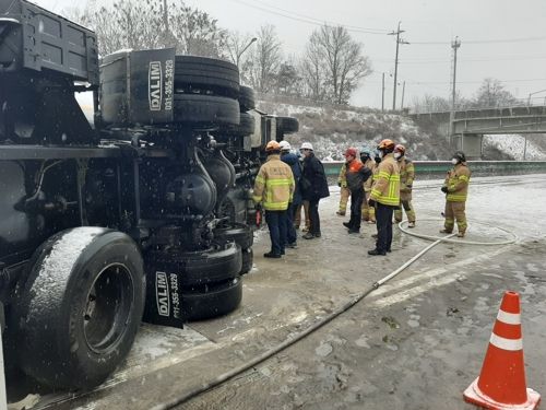 2022년 12월 LPG 탱크로리가 경기도 여주시 중부내륙고속도로서 눈길에 미끄러져 전복돼있는 모습이다. 이 사고로 운전자 1명이 부상을 입었고, LPG 일부가 공기 중으로 유출됐다. [사진 = 연합뉴스]