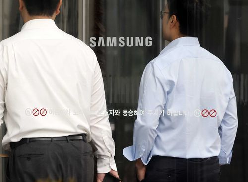 삼성전자는 2025년 3분기 잠정 실적으로 연결기준 매출 86조 원, 영업이익 12조 1,000억 원을 발표했다. 이는 전년 동기 대비 매출은 8.72%, 영업이익은 31.81%가 늘어난 수치로, 분기 기준 역대 최대 매출을 기록했으며 영업이익도 시장 기대치(약 10조 원)를 크게 상회하는 어닝 서프라이즈 보여줬다. 2025.10.14 [김호영기자]