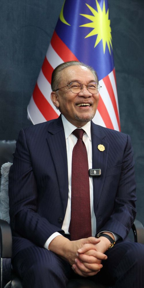 지난달 31일 경주 더케이호텔에서 진행한 매일경제 인터뷰에서 안와르 이브라힘 말레이시아 총리가 웃고 있다. [경주 = 한주형 기자]