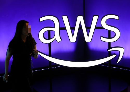 서울 강남구 코엑스에서 열린 ‘AWS(아마존웹서비스) AI 인더스트리 위크’에서 관람객들이 전시를 둘러보고 있다. [연합뉴스]