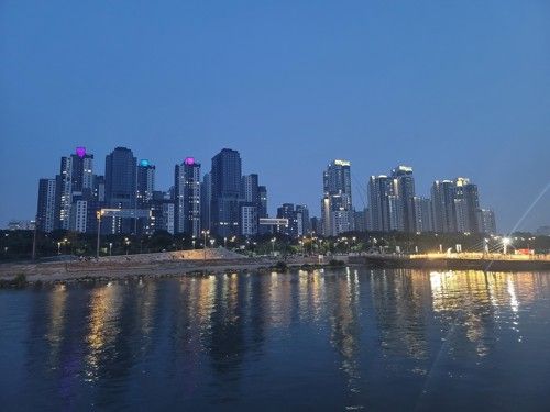 좌측은 래미안 원베일리, 우측은 아크로리버파크. [연합뉴스]