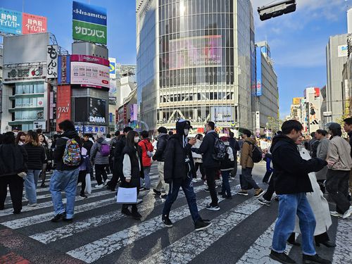 도쿄 시부야구 스크램블 스퀘어를 건너는 사람들. [도쿄 이승훈 특파원]