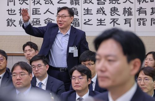 23일 서울 여의도 국회 법제사법위원회에서 열린 2025년 국정감사에서 박상용 법무연수원 교수의 의원 질의에 대한 답변 중에 이화영 전 경기도 평화부지사가 발언권을 요청하고 있다. [연합뉴스]