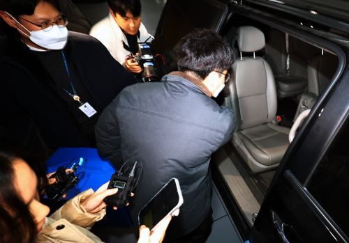 경찰이 고객 3천370만명의 개인정보가 유출된 쿠팡에 대한 강제 수사에 나섰다. 9일 오후 송파구 쿠팡 본사에서 경찰 관계자들이 상자를 들고 나서고 있다. [연합뉴스]