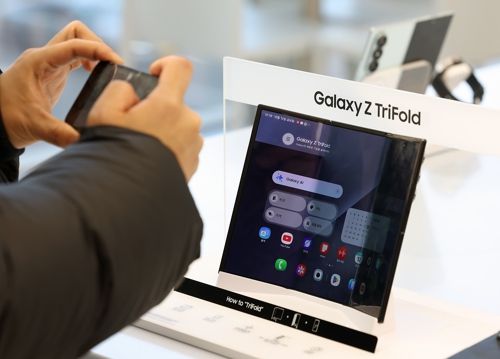 12일 서울 강남구 삼성 강남에서 한 시민이 ‘갤럭시 Z 트라이폴드’를 구매하고 있다. [연합뉴스]