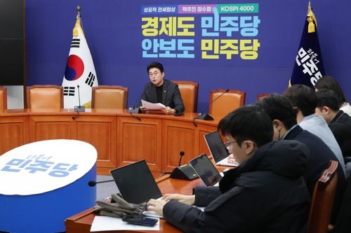 더불어민주당 언론개혁특위 간사인 노종면 의원이 14일 서울 여의도 국회에서 정보통신망법 개정안에 대해 설명하는 기자간담회를 하고 있다. [사진 = 연합뉴스]