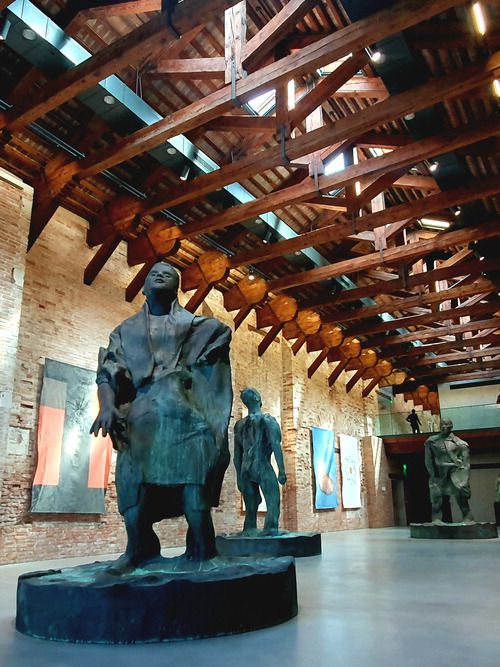 푼타 델라 도가나 미술관
토마스 쉬테 '바람 속의 남자 1·2·3'(2018).