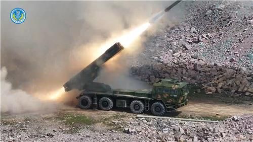 2일 중국군이 공개한 장거리 사격 훈련 모습.