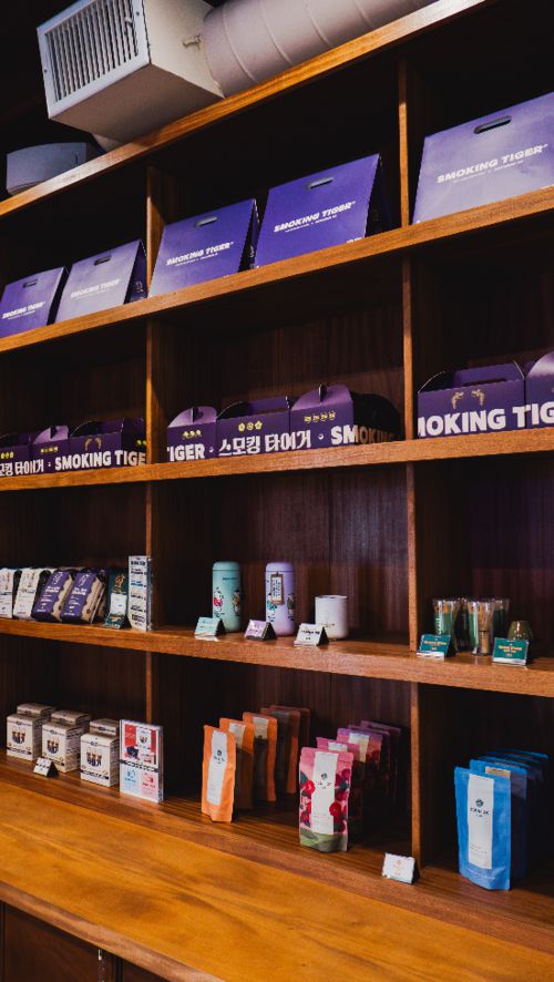 미국에 있지만 한글로 된 다양한 굿즈 제품을 판매하고 있는 스모킹 타이거. (스모킹 타이거 제공)