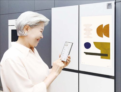 삼성전자의 AI 라이프 솔루션, 스마트싱스 ‘패밀리 케어’ 서비스는 복약 시간 알림 등 ‘일정 관리’ 기능을 제공한다. (삼성전자 제공)