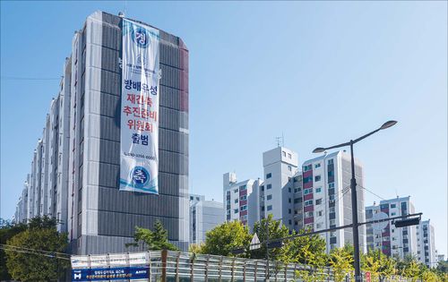 사당역이 바로 앞에 있는 방배우성아파트에선 지난 9월 재건축 추진준비위원회가 출범했다. (윤관식 기자)