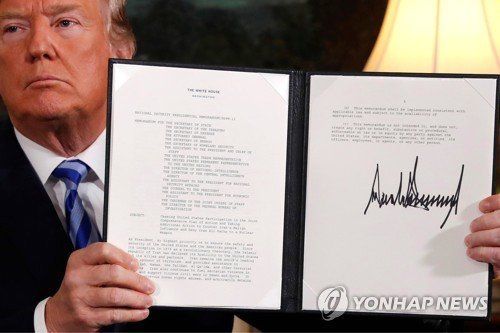 2018년 5월 8일(현지시간) 도널드 트럼프 전 미국 대통령이 이란 핵합의(JCPOA)를 탈퇴한다는 내용의 문서를 들고 있다. [로이터·연합뉴스]