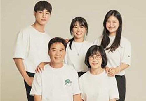 故신한철씨 가족사진. (왼쪽부터 시계 방향) 신한철씨, 누나 신마음(34), 나라(35)씨, 어머니 송선자(61)씨, 아버지 신현국(64)씨. 사진 서울시교육청