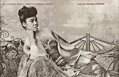 1905년 베트남의 우편엽서. ‘사이공의 창녀’라는 문구가 인쇄돼 있다. 당시 베트남에서는 기모노 차림의 일본 여성이 그림엽서에 자주 등장했다. 베트남을 통치하던 프랑스 백인 남성의 성적 취향을 읽을 수 있다. [사진 윤상인]