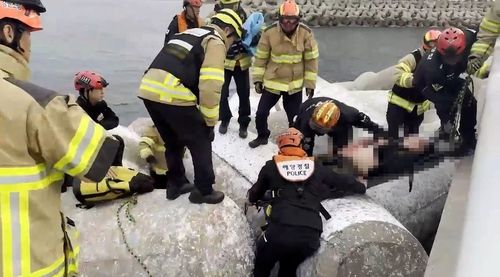 방파제에 빠진 60대 부부 구조. 사진 속초 해경