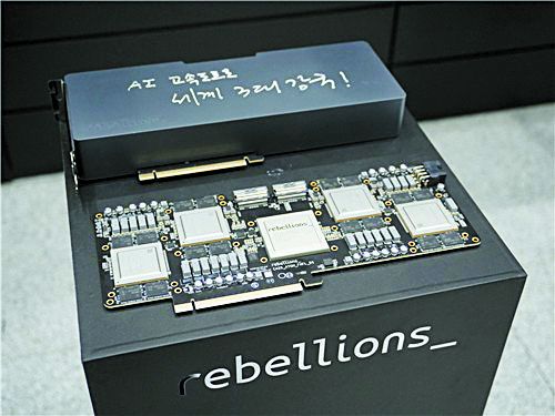 이재명 대통령이 리벨리온의 AI 반도체에 'AI 고속도로, 세계 3대 강국' 메시지를 남겼다. 연합뉴스