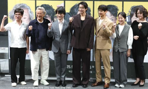 (왼쪽부터)오경택 연출, 배우 박근형, 김병철, 이상윤, 최민호, 김가영, 신혜옥(사진 파크컴퍼니 제공)